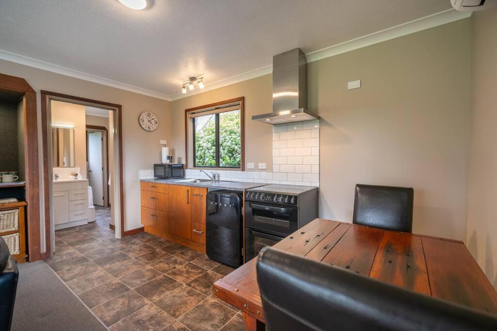 Te Anau Cottage ภายนอก รูปภาพ
