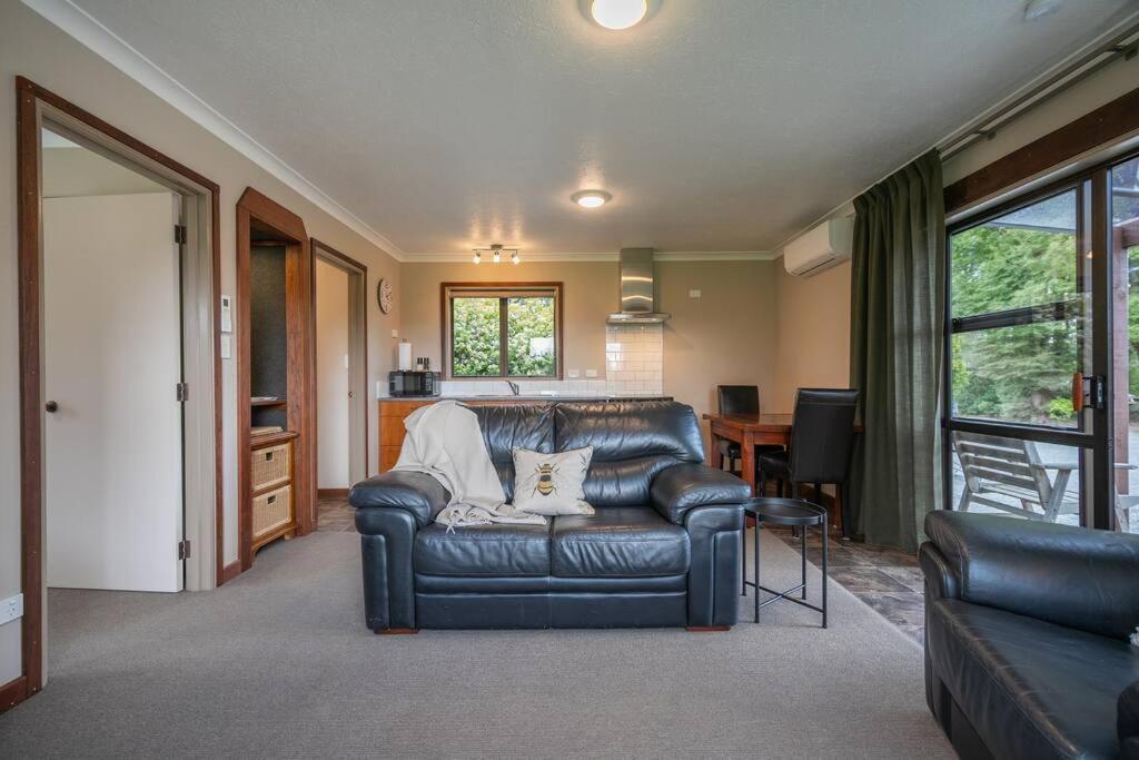 Te Anau Cottage ภายนอก รูปภาพ